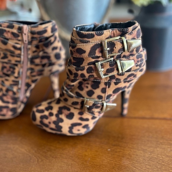 NWOT Charlotte Russe cheetah print zip bootie heels - Picture 12 of 13